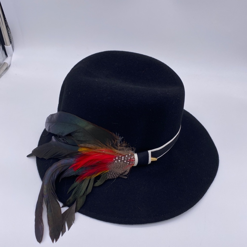 Vintage hat - 100% wool with feather